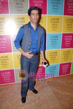 Manish Malhotra at the Lakme Fashion Week 09 Day 5 on 22nd Sep 2009 (2).JPG